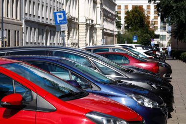 Varşova, Polonya - 1 Eylül 2023: Şehir merkezindeki bir caddede belediye otoparkında arabalar yan yana park edilmiştir..
