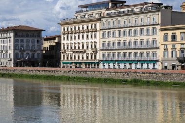 Floransa, İtalya - 15 Nisan 2023: Arno Nehri kıyıları boyunca takdir edilebilen mimari, şehrin bu kısmını birçok harika kentsel manzaraya sahip bir yer haline getiriyor..