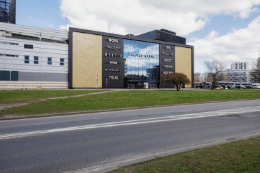 Varşova, Polonya - 3 Nisan 2023: Atrium Promenada olarak bilinen Modern Alışveriş Merkezi Goclaw malikanesinde yer almaktadır. Burada son zamanlardaki modernizasyonundan hemen sonra bu büyük ticari binayı görebilirsiniz.