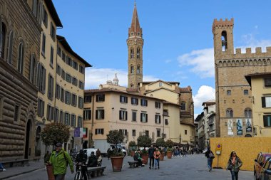 Floransa, İtalya - 14 Nisan 2023: Eski kentteki tarihi binalar bu harika şehrin pitoresk kentsel manzarasını oluşturuyor.