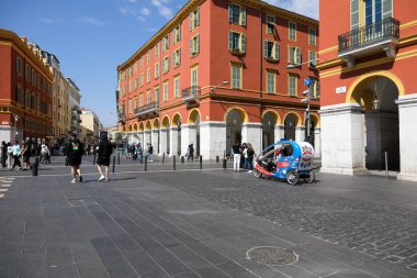 Güzel, Fransa - 23 Nisan 2023: şehrin ana meydanı, Place Massena. Meydanı sık sık turistler ve yerel halk ziyaret ediyor ve genellikle çok sayıda yaya trafiği görüyorlar.