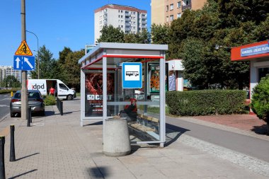 Varşova, Polonya - 1 Eylül 2023: Praga Poludnie bölgesindeki Goclaw konutlarından birinde bir otobüs durağı. Biri buu bekliyor.