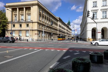 Varşova, Polonya - 1 Eylül 2023: Nowy Swiat Caddesi ve Swietokrzyska Caddesi 'nin kesiştiği yer. Çok az trafik var, sadece birkaç araba ve otobüs biraz daha uzaktan görülebiliyor.