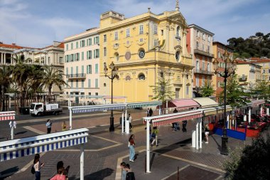 Nice, Fransa - 21 Nisan 2023: Cours Saleya 'daki ünlü pazar, çizgili çatıları güneşten saklanıyor, bugün artık işlemiyor. Görünürdeki kutsal bina Merhamet Şapeli. 