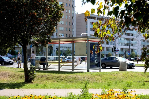 Varşova, Polonya - 23 Ağustos 2023: Praga Poludnie bölgesindeki Goclaw konutlarından birinde bir otobüs durağı. Konut binaları biraz daha uzaktan görülebilir.