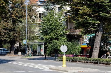 Varşova, Polonya - 13 Eylül 2023: Evler, bir sürü yeşil ağaç ve Praga-Poludnie bölgesinin bir parçası olan Saska Kepa konutlarında bir otobüs durağı