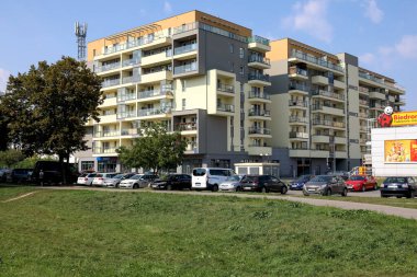 Varşova, Polonya - 13 Eylül 2023: Praga-Poludnie bölgesindeki Goclaw konutlarında çok sayıda aileye ev sahipliği yapmak için inşa edilmiş modern, çok katlı bir bina