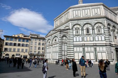 Floransa, İtalya - 14 Nisan 2023: Battistero di San Giovanni, Floransa 'nın vaftiz töreni ve Floransa' nın katedrali Duomo 'nun bir parçası. Turistler tarafından en çok ziyaret edilen yerlerden biri.