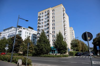 Varşova, Polonya - 13 Eylül 2023: Praga-Poludnie bölgesinin bir parçası olan Saska Kepa konutlarının ana caddelerinden birinde apartman blokları ve yakındaki ağaçlar