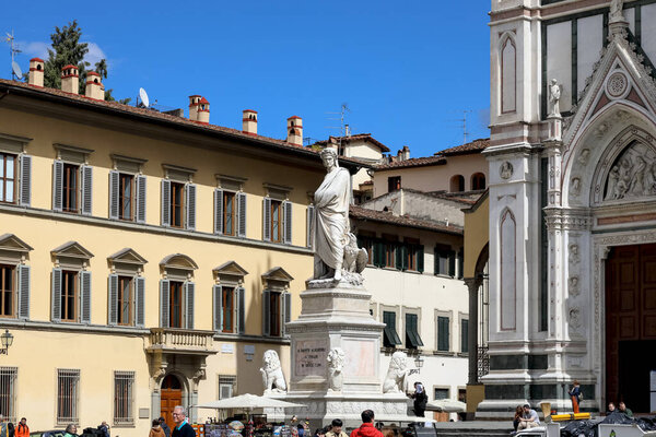 Флоренция, Италия - 14 апреля 2023 года: Памятник Данте на огромном пьедестале стоит рядом с церковью Санта Кроче в историческом центре города