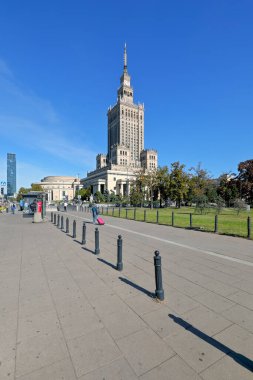 Varşova, Polonya - 20 Eylül 2023: Bu yüksek bina Kültür ve Bilim Sarayı. Bu bina şehrin imajının bir parçası olmasına rağmen komünizm ve Stalinizmin bir sembolü olmaya devam ediyor.