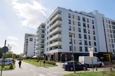 Varşova, Polonya - 22 Ağustos 2023: Güneşli bir günde Praga-Poludnie bölgesinde Goclaw konutlarındaki modern apartman blokları