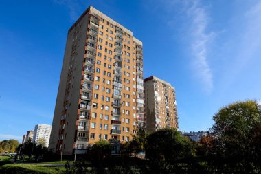 Varşova, Polonya - 29 Ekim 2023: Goclaw 'daki Praga-Poludnie bölgesinde mavi gökyüzüne karşı apartman blokları.