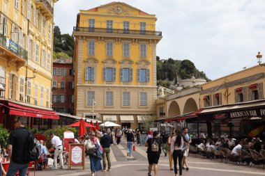 Nice, Fransa - 27 Nisan 2023 ünlü Course Saleya market sokağının sonu ya da başlangıcı olan bina Charles-Felix Meydanı 'ndadır. Birçok insan orada eğleniyor.