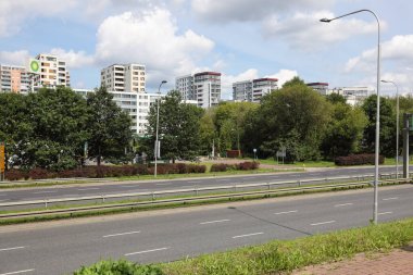 Varşova, Polonya - 30 Temmuz 2023: güneşli bir günde burada görülen apartman blokları, sokaklar ve doğa manzarası. Burası Praga-Poludnie bölgesindeki Goclaw konutlarının bir parçası.