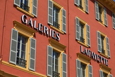 Nice, Fransa - 26 Nisan 2023: Cephedeki yazı Galeriler Lafayette, moda merkezinin adı. Alışveriş merkezinin bulunduğu binanın ayrıntıları..