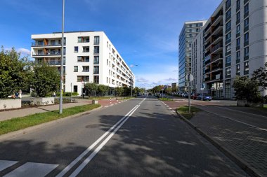 Varşova, Polonya - 24 Eylül 2023: Praga-Poludnie bölgesinde yer alan Goclaw Malikanesi 'nde pek çok ailenin yaşadığı evler arasında düz bir yol bulunur.