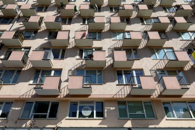 Varşova, Polonya - 20 Eylül 2023: Şehir merkezinde çok katlı ve çok katlı bir apartman bloğunun ön cephesine bakıyorum.
