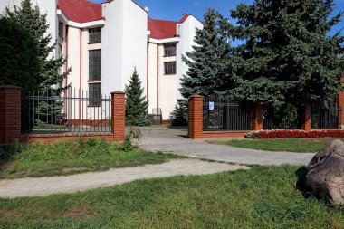 Varşova, Polonya - 24 Eylül 2023: Praga-Poludnie bölgesindeki Goclaw konutlarında yer alan kilise alanının yan girişi