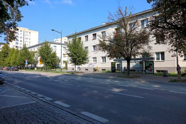 Varşova, Polonya - 13 Eylül 2023: Praga-Poludnie bölgesindeki Saska Kepa konutlarında güneşli bir günde görülen apartman blokları. Ağaçlar binalar ve caddeler arasında yetişir.