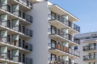 Varşova, Polonya - 20 Ağustos 2023: Praga-Poludnie bölgesindeki Goclaw konutlarının büyük, yeni inşa edilmiş, modern, çok katlı blokları