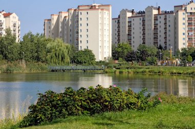 Varşova, Polonya - 10 Eylül 2023: Praga-Poludnie bölgesindeki Goclaw konutlarında güzel bir doğa ve göl bulunan bir halk parkı.