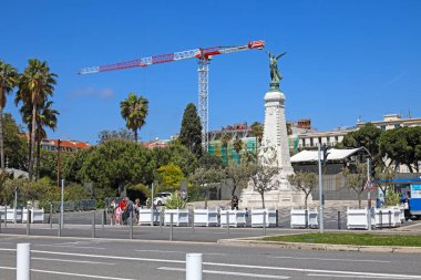 Nice, Fransa - 26 Nisan 2023: Nice 'in 1793' te Fransa ile birleşmesinin yüzüncü yıldönümü anıtı bronz bir kadın heykeli tarafından taçlandırıldı. Bir de inşaat vinci var..