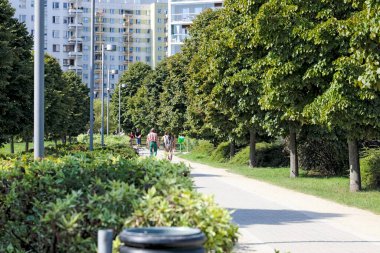 Varşova, Polonya - 10 Eylül 2023: Kamu parkından geçen yol Praga-Poludnie bölgesindeki Goclaw konutlarına çıkıyor..