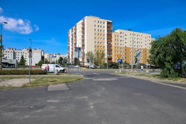 Varşova, Polonya - 22 Ağustos 2023: Güneşli bir günde burada görülen apartman ve caddeler Praga-Poludnie bölgesindeki Goclaw konutlarının bir kısmıdır..