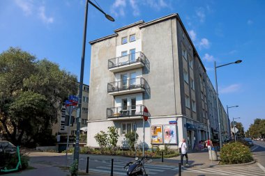 Varşova, Polonya - 13 Eylül 2023: Güneşli bir günde Praga-Poludnie bölgesindeki Saska Kepa konutlarının bir parçası olarak görülen ana caddelerden birinde apartmanlar bloğu
