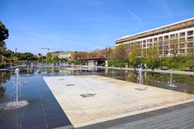 Nice, Fransa - 28 Nisan 2023: The Promenade du Paillon, büyük, düz fıskiyesi ile şehrin kalbinde yer almaktadır. Çocuklar ve yetişkinler için doğa ve eğlence sunar..