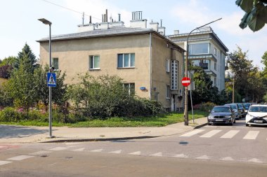 Varşova, Polonya - 13 Eylül 2023: Güneşli bir günde görülen yol kavşağındaki evler Praga-Poludnie bölgesindeki Saska Kepa konutlarının bir parçasıdır..