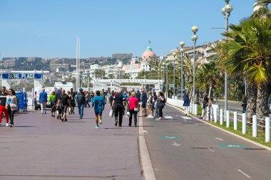 Güzel, Fransa - 25 Nisan 2023: İnsanlar güneşli ve bulutsuz günlerde gezinti güvertesinde vakit geçirmeyi sever..