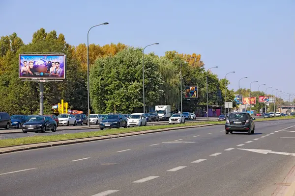 Varşova, Polonya - 13 Eylül 2023: Praga-Poludnie bölgesindeki Saska Kepa konutlarının yanında hızlı iletişim sağlayan geniş bir yol