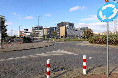Varşova, Polonya - 18 Ekim 2023: Atrium Promenada olarak bilinen modern alışveriş merkezi Goclaw konutlarında yer almaktadır. Burada küçük bir kavşağın arkasındaki büyük binayı görebilirsiniz.