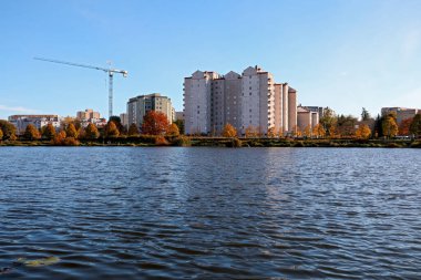 Varşova, Polonya - 29 Ekim 2023: Praga-Poludnie bölgesindeki Goclaw konutlarında gölün arkasında apartman blokları görülebilir