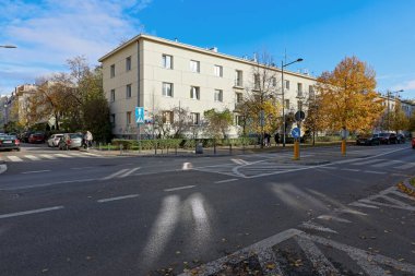 Varşova, Polonya - 1 Kasım 2023: Praga-Poludnie bölgesindeki Saska Kepa konutlarının kesiştiği sokaklardaki küçük kasaba evleri.