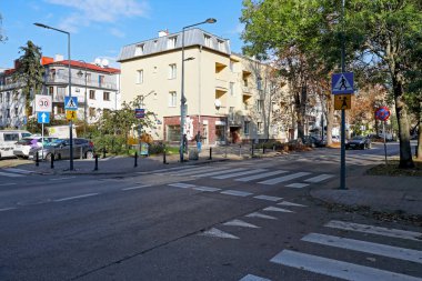 Varşova, Polonya - 1 Kasım 2023: Praga-Poludnie bölgesindeki Saska Kepa konutlarında caddelerin kesiştiği yerde küçük bir kasaba evi.