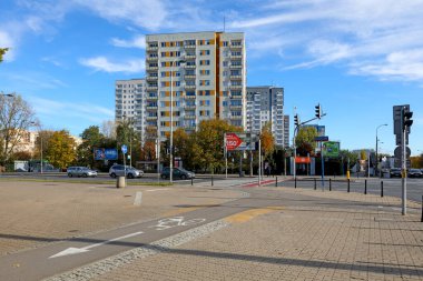 Varşova, Polonya - 1 Kasım 2023: Praga-Poludnie bölgesindeki Goclaw konutlarında şehir yolunun diğer tarafında apartman blokları görülebilir.