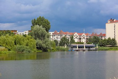 Varşova, Polonya - 28 Haziran 2023: Praga-Poludnie bölgesindeki Goclaw malikanesinde halka açık bir parktaki göl kenarı kafe ve birçok doğa blokları.
