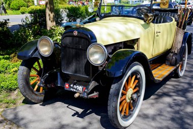 Weggis, İsviçre 5 Mayıs 2016: İşte park halindeki bir Amerikan otomobili, Studebaker 6 modeli 1920 yılı orta-mesafe modeli