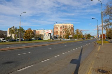 Varşova, Polonya - 1 Kasım 2023: Praga-Poludnie bölgesindeki Goclaw konutlarında şehir yolunun diğer tarafında apartman blokları görülebilir.