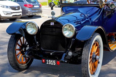 Weggis, İsviçre 5 Mayıs 2016: İşte 1915 model Buick yolcu otomobili. Buick genellikle premium araba markası olarak konumlandırılan bir Amerikan arabası.