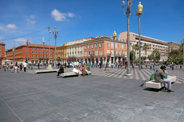 Güzel, Fransa - 26 Nisan 2023: şehrin ana meydanı, Place Massena. Meydanı sık sık turistler ve yerel halk ziyaret ediyor ve genellikle çok sayıda yaya trafiği görüyorlar..