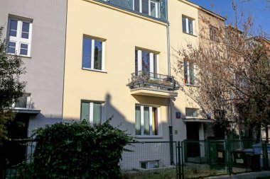 Varşova, Polonya - 1 Kasım 2023: Praga-Poludnie bölgesindeki Saska Kepa konutlarındaki küçük kasaba evleri cephesi