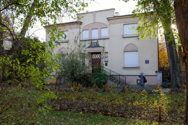 Varşova, Polonya - 1 Kasım 2023: Praga-Poludnie bölgesindeki Saska Kepa konutlarında doğa ile çevrili tarihi bağımsız ev.