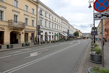 Varşova, Polonya - 19 Temmuz 2023: Royal Route 'un bir parçası olan Nowy Swiat Caddesi' nde bir dizi ev. Restoranlar, kafeler ve dükkanlar cadde boyunca dizili. Genelde burada bir sürü insan yürür..