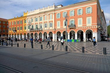 Güzel, Fransa - 23 Nisan 2023: şehrin ana meydanı, Place Massena. Meydanı sık sık turistler ve yerel halk ziyaret ediyor ve genellikle çok sayıda yaya trafiği görüyorlar.
