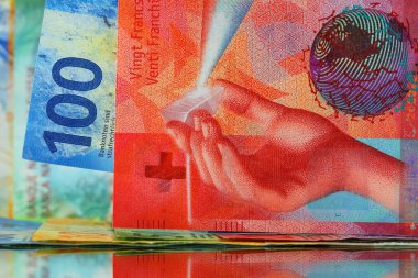 Yan yana İsviçre frangı. Kağıt para, CHF. Bu İsviçre banknotları Nisan 2016 'dan 2019' a kadar yayınlandı ve şu anda dolaşımda..