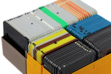 Gerekirse projektör kullanarak bir slayt gösterisi oluşturmak için kullanılabilecek kutular içinde depolanmış fotoğraf çerçeveleri.